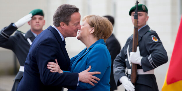 Merkel und Cameron begrüßen sich herzlich Merkel und Cameron begrüßen sich herzlich