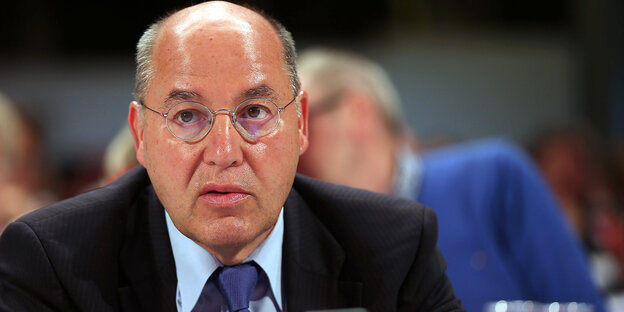 Gregor Gysi, ein älterer Mann mit Glatze blickt von seinem Handy auf Gregor Gysi, ein älterer Mann mit Glatze blickt von seinem Handy auf