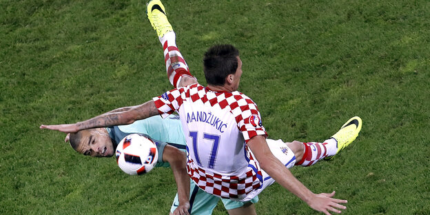 Mario Mandzukic bei einem Zweikampf mit Pepe Mario Mandzukic bei einem Zweikampf mit Pepe
