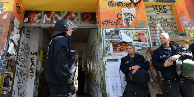 Behelmte PolizistInnen vor dem Eingang der Rigaer94