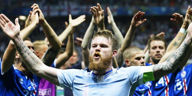 Isländische Spieler jubeln nach dem Sieg gegen England Isländische Spieler jubeln nach dem Sieg gegen England