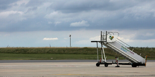 Eine Flugzeugtreppe steht auf dem Rollfeld in Hahn