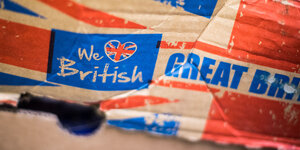 "We love British" steht auf einem zerrissenen Karton