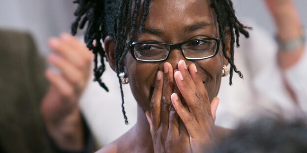 Sharon Dodua Otoo in einem Kleid und mit dem Bachmannpreis