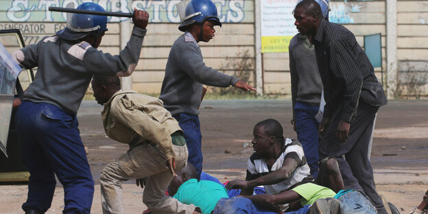 Polizisten verhaften Protestierende in Bulawayo Polizisten verhaften Protestierende in Bulawayo