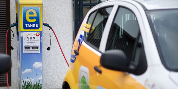 Ein Elektrofahrzeug, dass an einer E-Tankstelle aufgeladen wird Ein Elektrofahrzeug, dass an einer E-Tankstelle aufgeladen wird