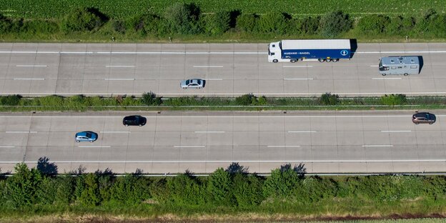 Autos und Lkw fahren über einen von oben fotografierten Abschnitt der Autobahn Autos und Lkw fahren über einen von oben fotografierten Abschnitt der Autobahn