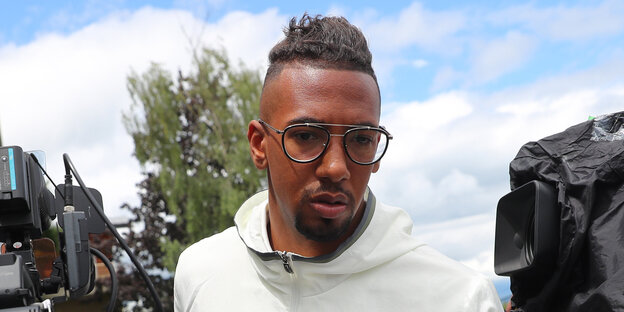 Jerome Boateng mit Brille vor Kameras nach einer Pressekonferenz Jerome Boateng mit Brille vor Kameras nach einer Pressekonferenz
