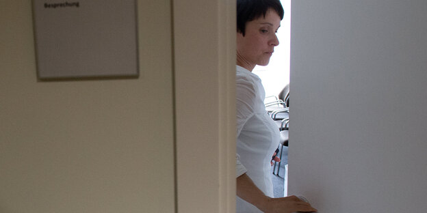 Eine Frau macht eine Tür zu. Es ist Frauke Petry Eine Frau macht eine Tür zu. Es ist Frauke Petry