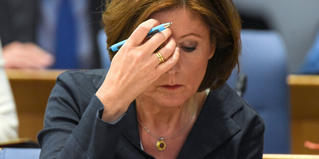 Eine Frau greift sich mit der Hand an die Stirn. Es ist Malu Dreyer Eine Frau greift sich mit der Hand an die Stirn. Es ist Malu Dreyer