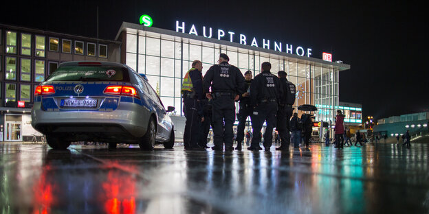 Polizisten am Kölner Hauptbahnhof im Januar 2016 Polizisten am Kölner Hauptbahnhof im Januar 2016