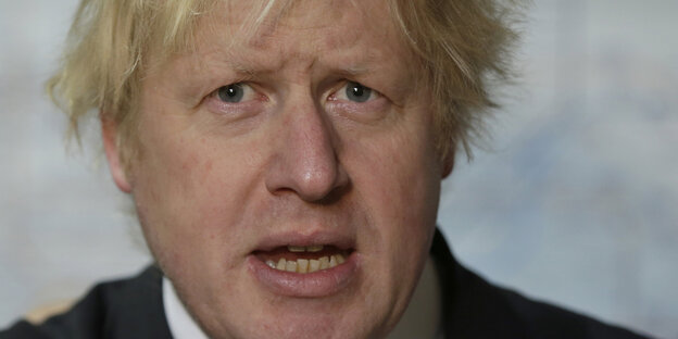 Boris Johnson mit zerzaustem Haar und leicht gehetztem Gesichtsausdruck Boris Johnson mit zerzaustem Haar und leicht gehetztem Gesichtsausdruck