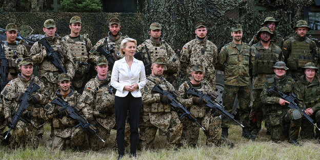 von der Leyen, umgeben von Bundeswehrsoldaten