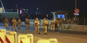 Soldaten in lockerer Formation auf einer Straße Soldaten in lockerer Formation auf einer Straße