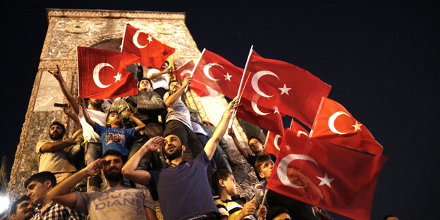 Unterstützer des türkischen Präsidenten Recep Tayyip Erdogan rufen Slogans und schwenken Flaggen während einer Demonstration gegen den gescheiterten Putschversuch auf dem Taksimplatz in Istanbul Unterstützer des türkischen Präsidenten Recep Tayyip Erdogan rufen Slogans und schwenken Flaggen während einer Demonstration gegen den gescheiterten Putschversuch auf dem Taksimplatz in Istanbul