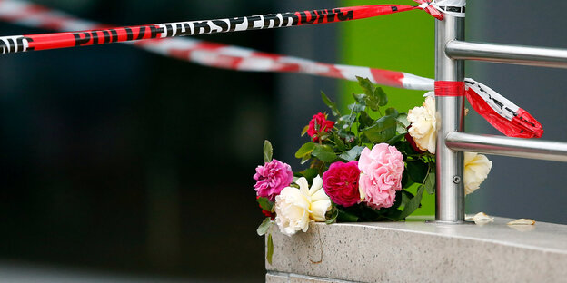 Blumen liegen auf einer Rampe