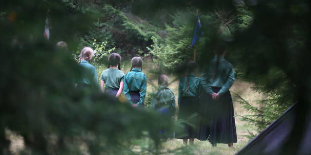 Mädchen und Frauen stehen in einer Reihe nebeneinander Mädchen und Frauen stehen in einer Reihe nebeneinander