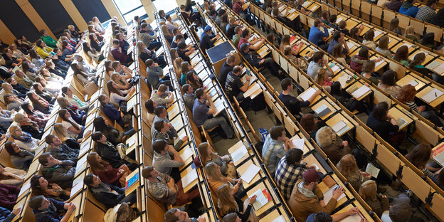 Studenten und Studentinnen in einem großen Hörsaal Studenten und Studentinnen in einem großen Hörsaal