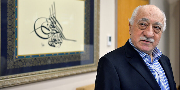 Fethullah Gülen sitzt in einem Sofa Fethullah Gülen sitzt in einem Sofa