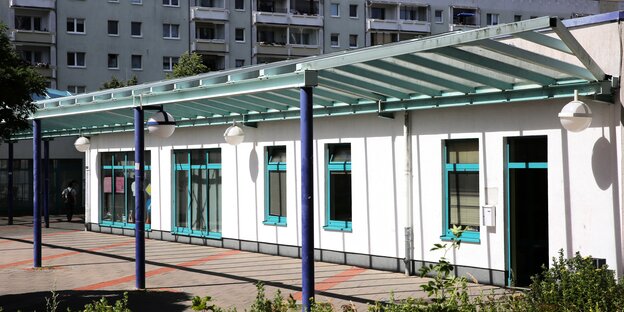 Ein einstöckiges Gebäude mit grünem Dach und grünen Fensterrahmen. Hier trafen sich auch unbegleitete Minderjährige Flüchtlinge Ein einstöckiges Gebäude mit grünem Dach und grünen Fensterrahmen. Hier trafen sich auch unbegleitete Minderjährige Flüchtlinge