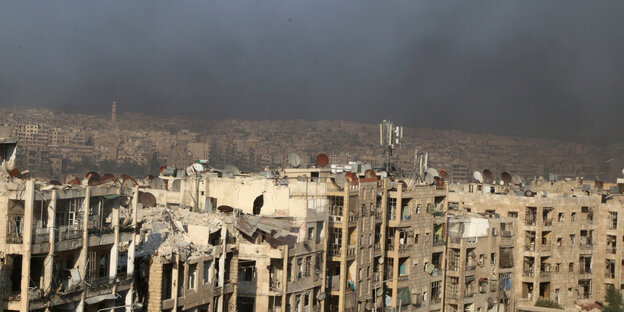 Rauch von angezündeten Reifen über den zerstörten Häusern von Aleppo Rauch von angezündeten Reifen über den zerstörten Häusern von Aleppo