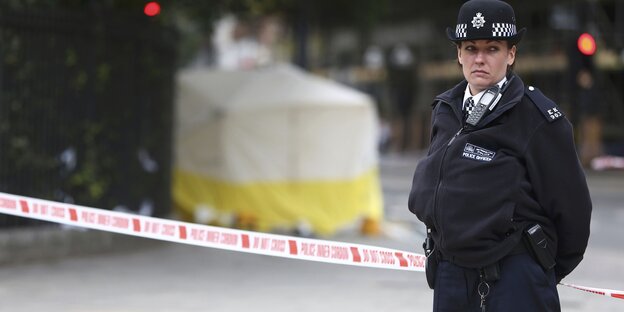 Eine Polizistin steht vor dem abgesperrten Tatort am Russell Square in London Eine Polizistin steht vor dem abgesperrten Tatort am Russell Square in London
