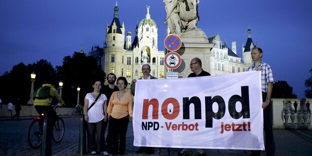eine kleine Gruppe demonstrierende hält ein no-npd-transparent vor dem schweriner schloss eine kleine Gruppe demonstrierende hält ein no-npd-transparent vor dem schweriner schloss