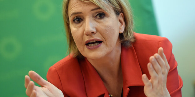 Simone Peter gestikuliert Simone Peter gestikuliert