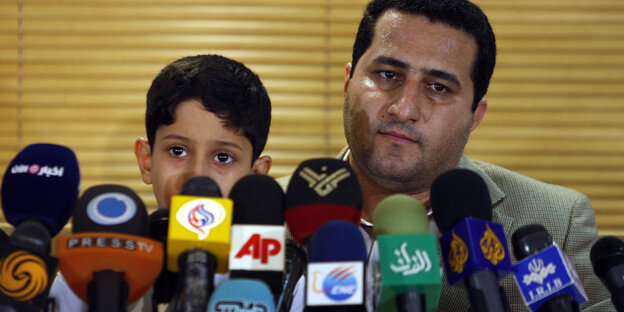 Schahram Amiri mit seinem Sohn bei seiner Rückkehr aus den USA bei einer Pressekonferenz. Schahram Amiri mit seinem Sohn bei seiner Rückkehr aus den USA bei einer Pressekonferenz.