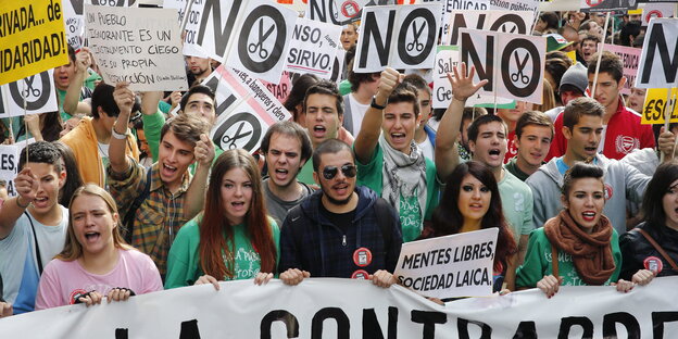 Schüler und Studenten protestieren in Madrid gegen die Sparpolitik im Bildungsbereich Schüler und Studenten protestieren in Madrid gegen die Sparpolitik im Bildungsbereich