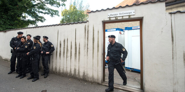 Polizisten stehen vor dem Pfarrheim St. Emmeram Polizisten stehen vor dem Pfarrheim St. Emmeram