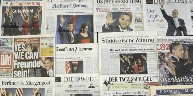 Titelseiten von Tages- und Wochenzeitungen in der Auslage Titelseiten von Tages- und Wochenzeitungen in der Auslage