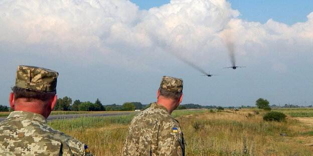 Ukrainische Soldaten und Luftwaffe in der Region Riwne Ukrainische Soldaten und Luftwaffe in der Region Riwne