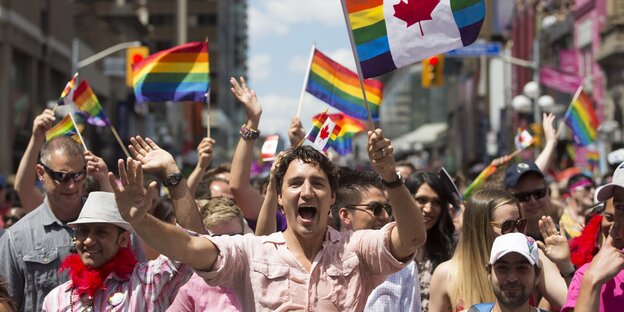 Premierminister Trudeau mit einer Regenbogenfahne mit Ahornblatt Premierminister Trudeau mit einer Regenbogenfahne mit Ahornblatt