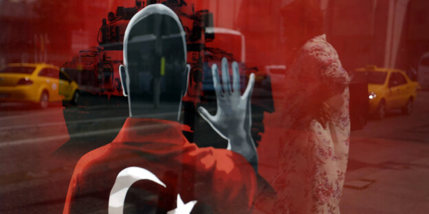 Fotomontage auf der ein Mann, der eine türkische Fahne um die Schultern trägt, hält einem Panzer eine erhobene Hand entgegen Fotomontage auf der ein Mann, der eine türkische Fahne um die Schultern trägt, hält einem Panzer eine erhobene Hand entgegen
