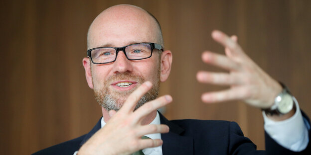 Peter Tauber gestikuliert mit seinen Händen Peter Tauber gestikuliert mit seinen Händen