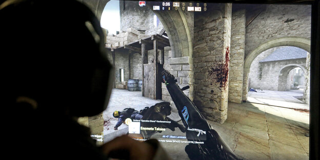 Eine Frau spielt das Computerspiel Counter-Strike. Eine Frau spielt das Computerspiel Counter-Strike.