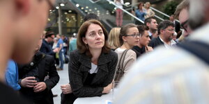 Die SPD-Generalsekretärin Katarina Barley steht an einem Tisch