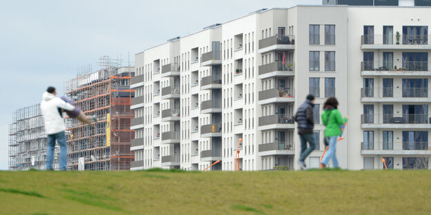 Blick auf eine, zum Teil eingerüstete, Neubauwohnanlage