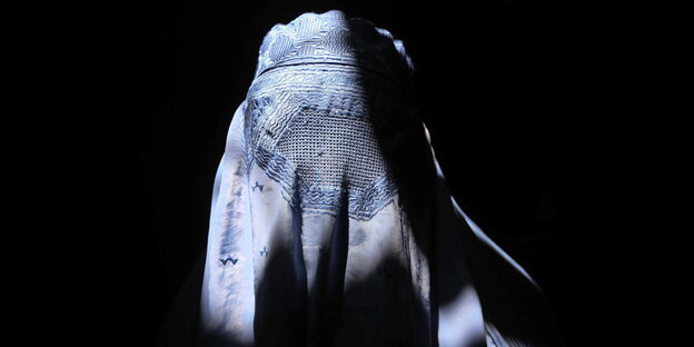 Eine Person in einer hellblauen Burka Eine Person in einer hellblauen Burka