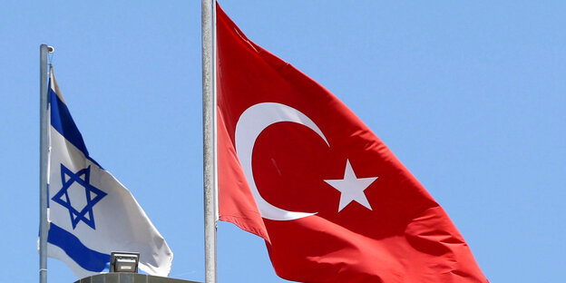 Eine israelische und eine türkische Fahne wehen nebeneinander Eine israelische und eine türkische Fahne wehen nebeneinander