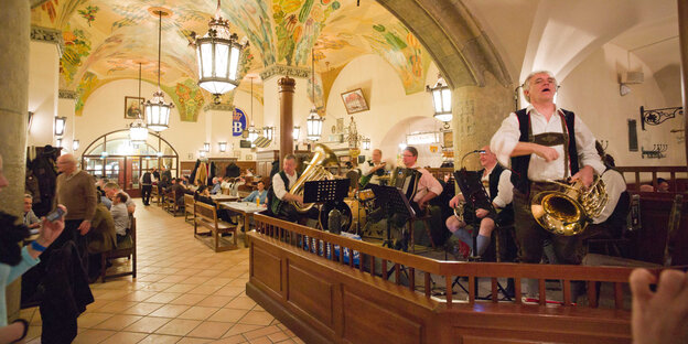 Musiker treten im Hofbräuhaus auf Musiker treten im Hofbräuhaus auf