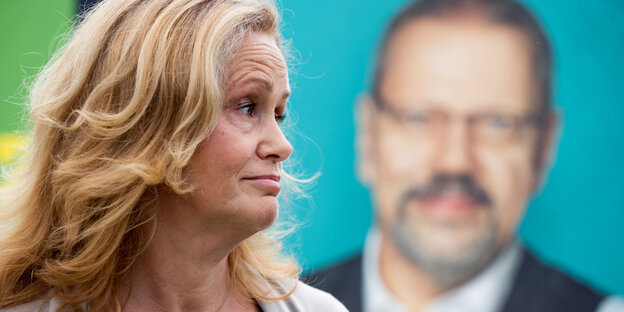 Silke Gajek steht vor einem Plakat von Jürgen Suhr Silke Gajek steht vor einem Plakat von Jürgen Suhr