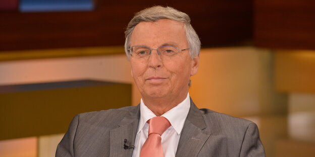 Wolfgang Bosbach sitzt in einem TV-Studio Wolfgang Bosbach sitzt in einem TV-Studio