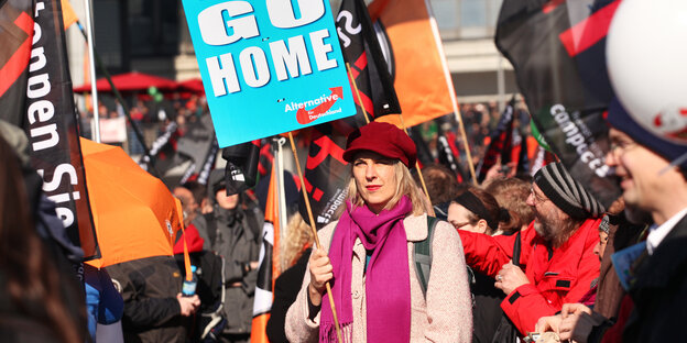 Eine Frau hält ein AfD-Transparent inmitten einer TTP-Demo hoch Eine Frau hält ein AfD-Transparent inmitten einer TTP-Demo hoch