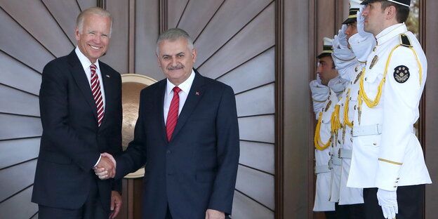 US-Vizepräsident Joe Biden und der türkische Ministerpräsident Binali Yildirim US-Vizepräsident Joe Biden und der türkische Ministerpräsident Binali Yildirim