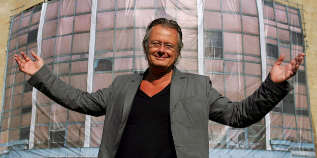 Theaterregisseur Frank Castorf breitet die Arme aus Theaterregisseur Frank Castorf breitet die Arme aus