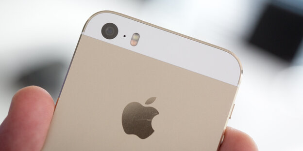 Eine Hand hält ein iPhone Eine Hand hält ein iPhone