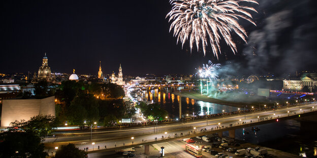 Ein Feuerwerk wird zum Dresdner Stadtfest über der Elbe gezündet Ein Feuerwerk wird zum Dresdner Stadtfest über der Elbe gezündet