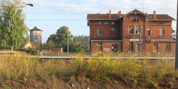 Ein altes Bahnhofsgebäude, die Fenster sind kaputt Ein altes Bahnhofsgebäude, die Fenster sind kaputt